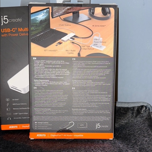 White USB Hub with Multiple Ports for Computers and Laptops - Picture 2 of 3